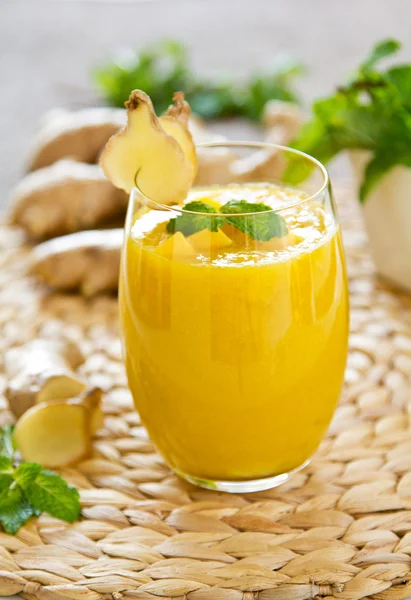 Mango s zázvor smoothiie — Stock fotografie