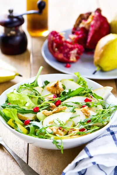 Ensalada de pera con granada y rúcula —  Fotos de Stock