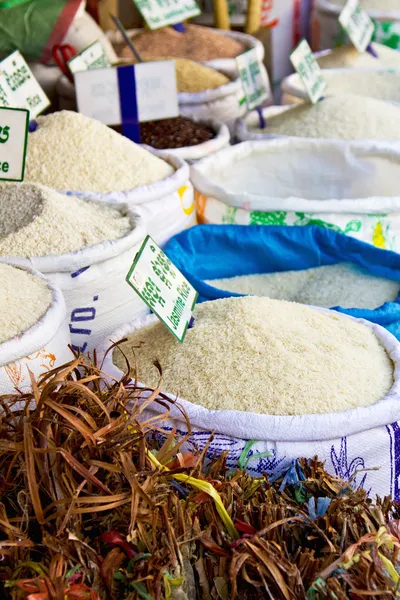 Barracas de arroz em um mercado — Fotografia de Stock