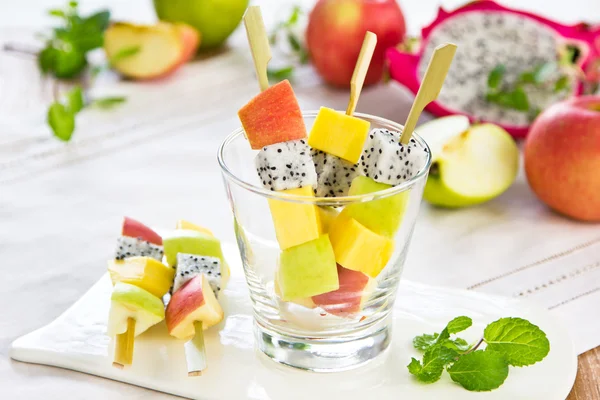 Fruits salad skewer — Stock Photo, Image