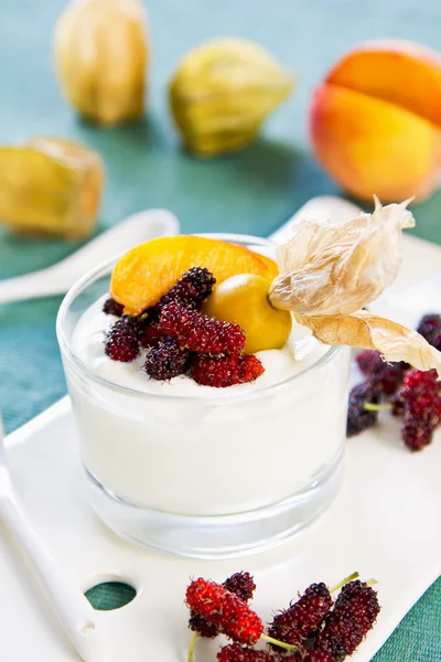 Peach with Mulberry and Gooseberry yogurt — Stock Photo, Image
