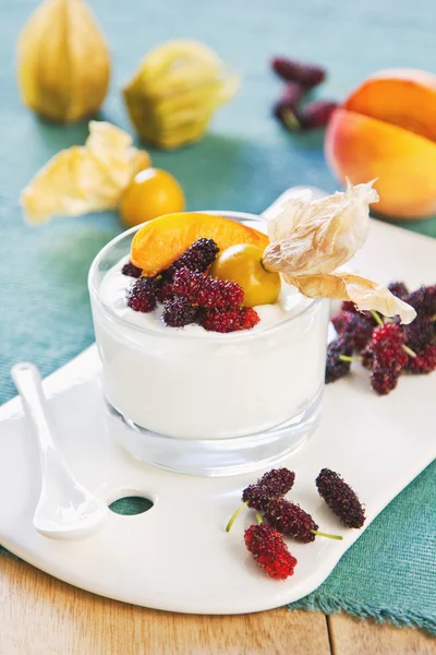 Peach with Mulberry and Gooseberry yogurt — Stock Photo, Image