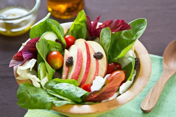 Apple and spinach salad — Stock Photo, Image