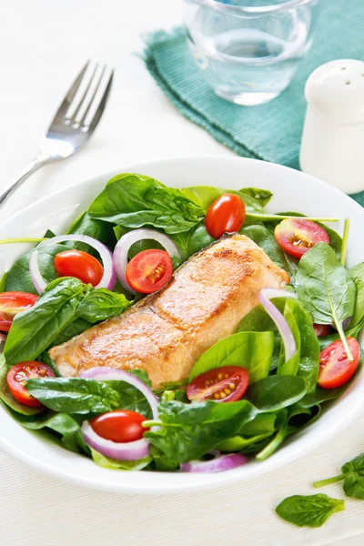 Salmón con ensalada de espinacas —  Fotos de Stock