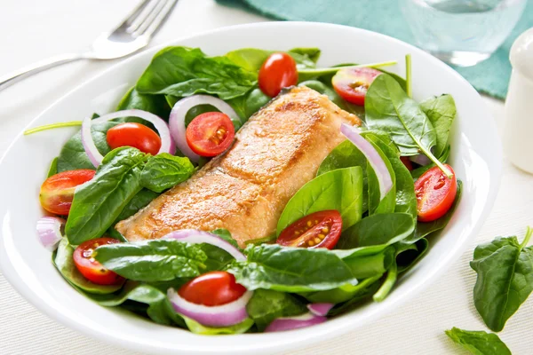 Lachs mit Spinatsalat — Stockfoto