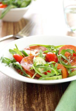 sosis veya chorizo roket salata ile