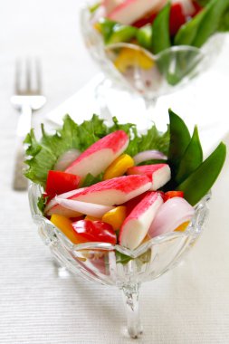 Yengeç sopa ile biber ve marul salatası
