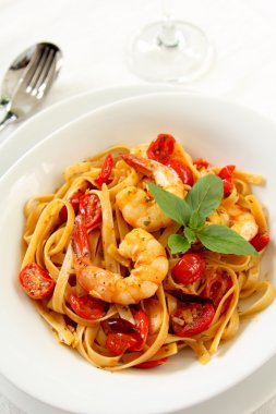 fettucine veya makarna domates ve karides
