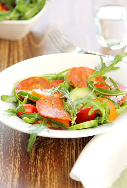 Salsicha ou chouriço com salada Rocket — Fotografia de Stock