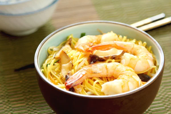 Revuelve fideos fritos con gambas —  Fotos de Stock