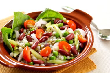 tahıl ve fasulye salatası