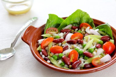 tahıl ve fasulye salatası