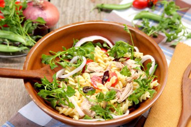 Düdük ile tuna ve zeytin salatası