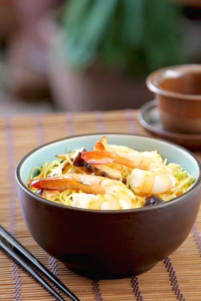 Mélanger les nouilles frites avec les crevettes — Photo