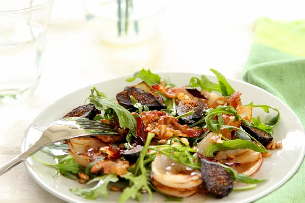 Salada de foguete quente com bacon — Fotografia de Stock