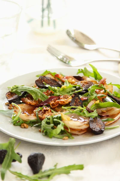 Warm rocket salad with bacon — Stock Photo, Image