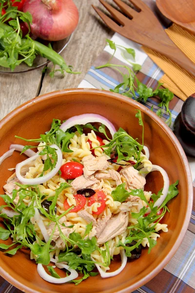 Fusilli met tonijn en olijven salade — Stockfoto