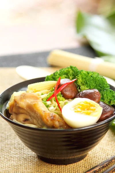 Noedel soep met champignon en kip — Stockfoto