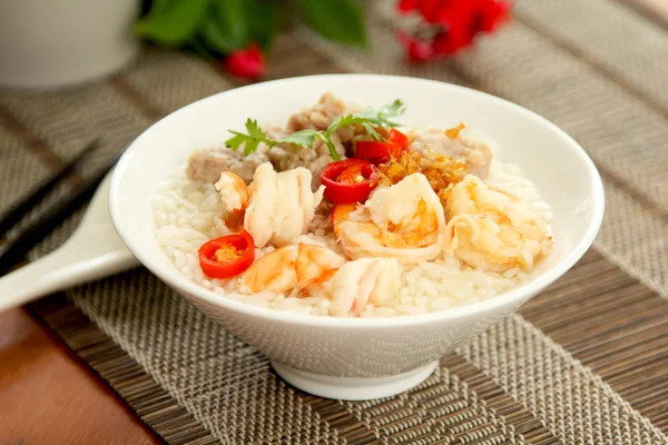 Zuppa di riso con gamberetti e carne di maiale tritata — Foto Stock