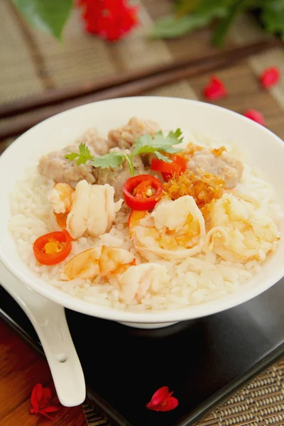 Soep met garnalen rijst en gehakt varkensvlees — Stockfoto