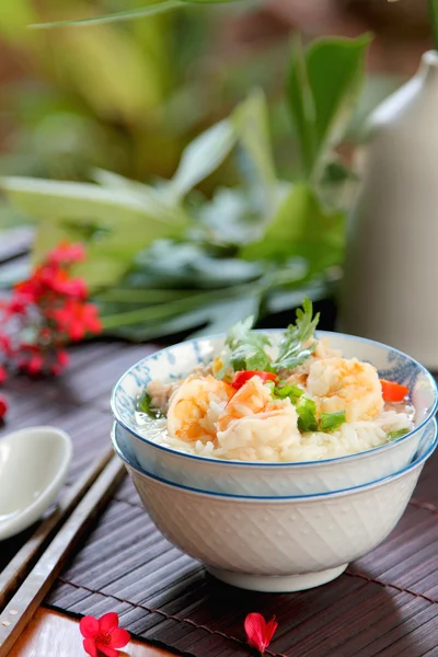 Sopa de arroz con gambas y carne de cerdo picada — Foto de Stock