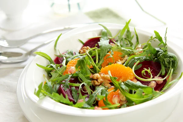 Foguete com salada de laranja e beterraba — Fotografia de Stock