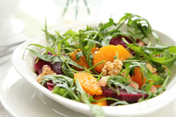 Raket med orange och rödbetor sallad — Stockfoto