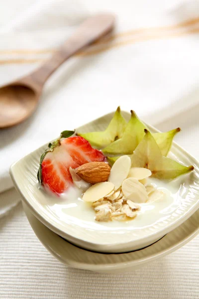 Iogurte com morango e frutos estrelados — Fotografia de Stock