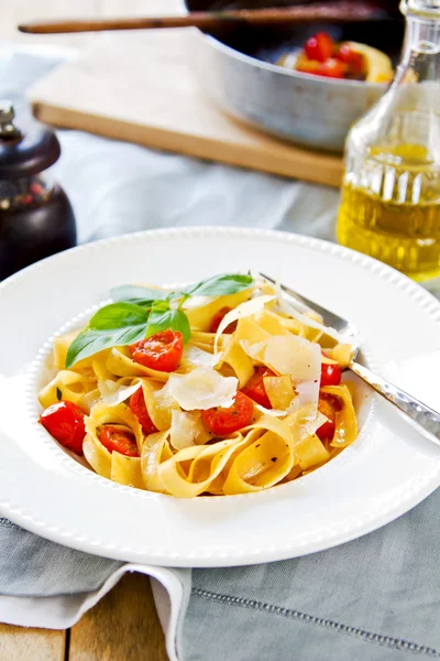 Tagliatelle mantarlı domates — Stok fotoğraf