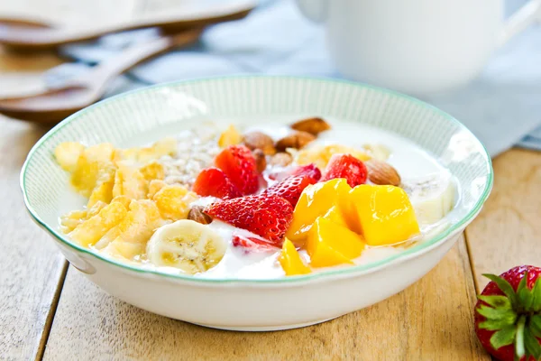 Yogurt with fresh fruits — Stock Photo, Image