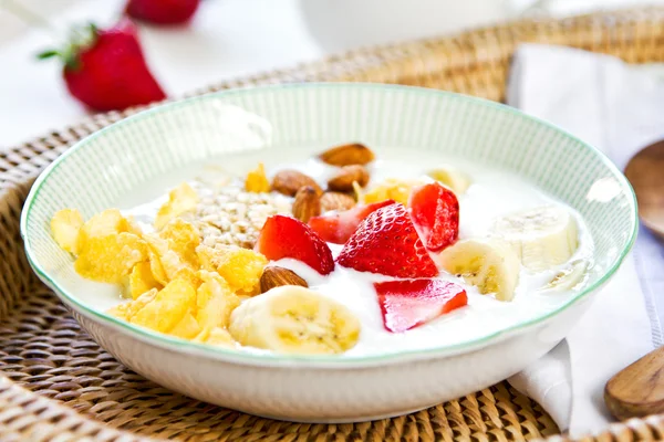 Yogurt with fresh fruits — Stock Photo, Image