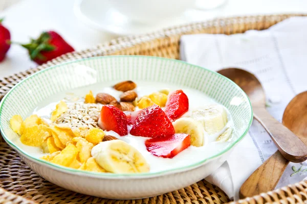 Yogurt with fresh fruits — Stock Photo, Image