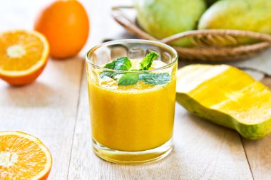 Mango ve turuncu smoothie