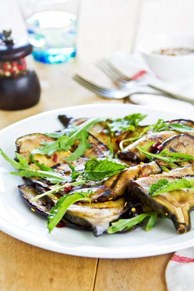 Grillad aubergine sallad med ruccola — Stockfoto