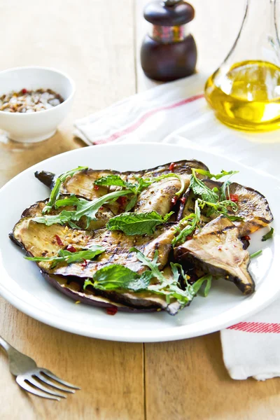 Gegrillter Auberginensalat mit Rucola — Stockfoto