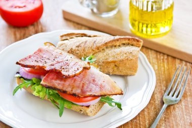 Kızarmış salamlı sandviç