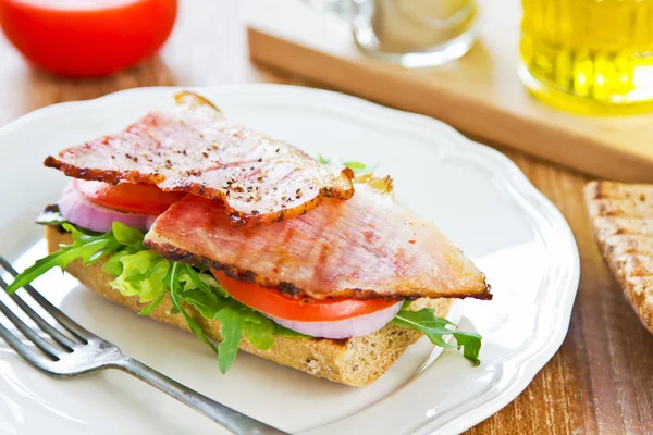 Broodje gegrilde ham — Stockfoto