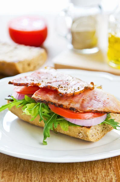 Broodje gegrilde ham — Stockfoto