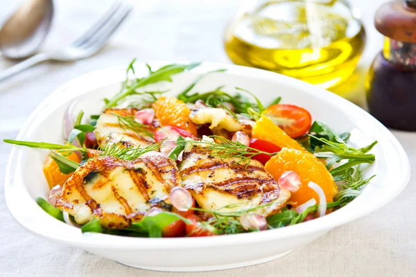 Halloumi med orange och ruccolasallad — Stockfoto