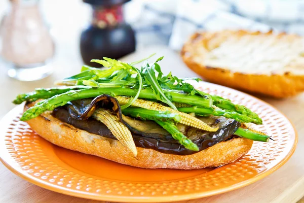 Sándwich de verduras a la parrilla — Foto de Stock