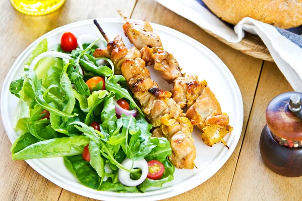 Gegrillte Hühnerspieße mit Salat — Stockfoto