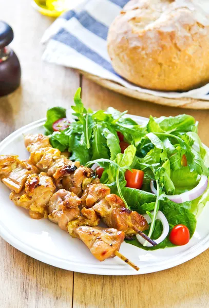 Gegrillte Hühnerspieße mit Salat — Stockfoto