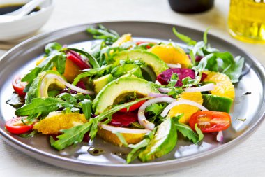 Avokado turuncu ve kırmızı pancar salatası ile