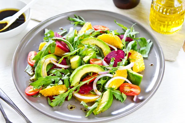 Aguacate con ensalada de naranja y remolacha —  Fotos de Stock