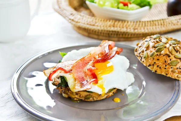 Sandwich au bacon, aux œufs et aux épinards petit déjeuner — Photo