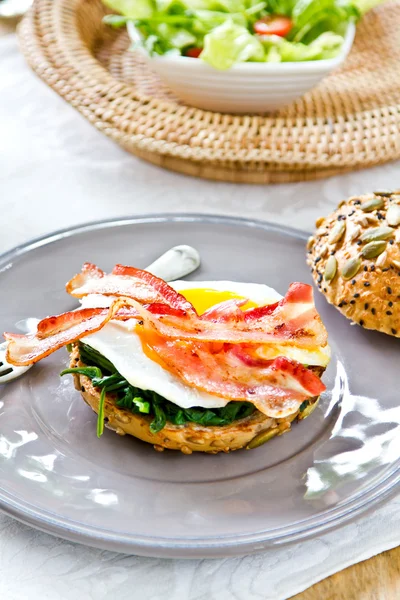 Сэндвич с беконом, яйцом и шпинатом — стоковое фото