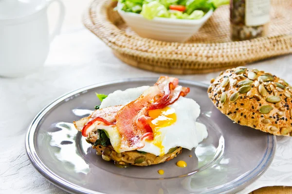 Сніданок бутерброд бекон, яйця та шпинату — стокове фото