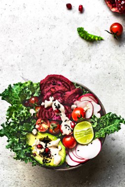 Kale, Pancar ve Nar Salatalı Avokado
