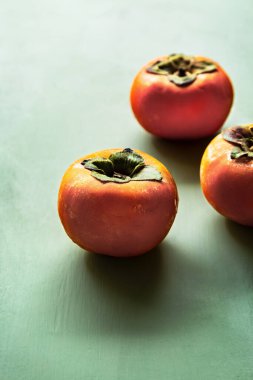 Yeşil ahşap üzerinde taze hurma