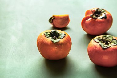 Yeşil tahta üzerinde taze hurma.